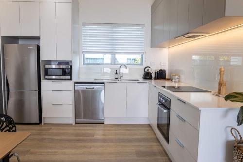 Dapur atau dapur kecil di Jandals & Joy Lakefront Retreat