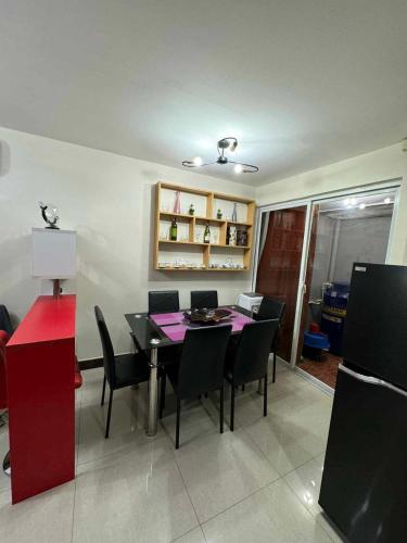 jadalnia ze stołem i krzesłami w obiekcie bendetto residences w mieście Manila