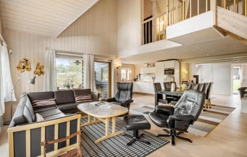 Posezení v ubytování Gorgeous Home In Blokhus With Sauna