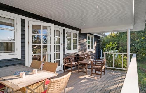 un patio con tavolo e sedie in una casa di Nice Home In Gilleleje With Wifi a Gilleleje