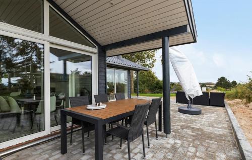 Un balcón o terraza en Nice Home In Knebel With House Sea View