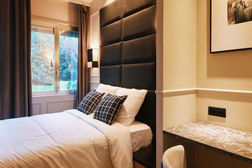 une chambre avec un lit et une fenêtre dans l'établissement Saint Lambert Suite - Duke Housing, à Paris