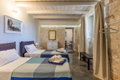 Una habitación de hotel con dos camas y una ventana. en Villa Antica Aia Relax, en Scicli