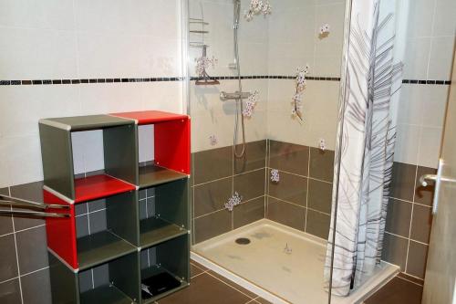 La salle de bains est pourvue d'une douche avec une étagère rouge. dans l'établissement Belle villa individuelle de plain pied 6 pers d'environ 90m2 - 6VPRIV19, à Saint Cyprien Plage
