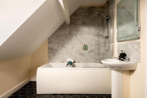 Phòng tắm tại Upper Wing - Norfolk Cottage Agency