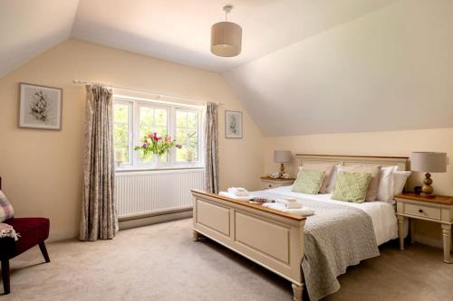 Giường trong phòng chung tại Upper Wing - Norfolk Cottage Agency