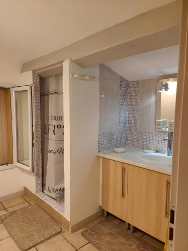 une salle de bain avec un lavabo et un miroir dans l'établissement Le Mas de la Rode, à Saumane