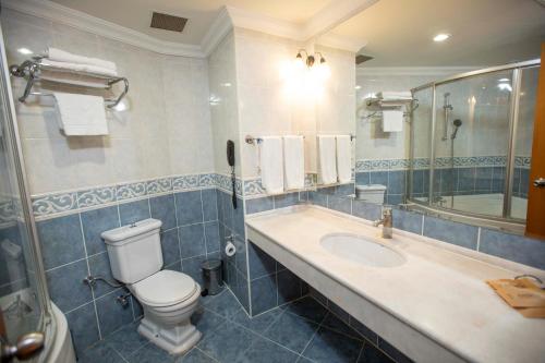A bathroom at Anemon Grand Manisa Otel