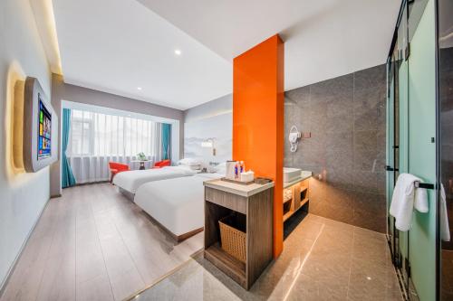 a hotel room with a bed and a bathroom at 丽江古城丽漫酒店 in Lijiang