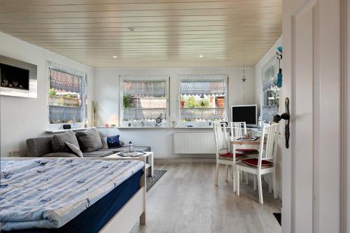 Un dormitorio con una cama y una sala de estar. en Ferienhaus Wallenstein, en Kappeln