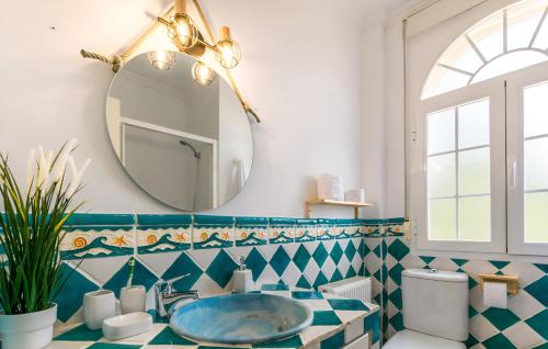 un bagno con lavandino e specchio di Villa Carmela a Baena