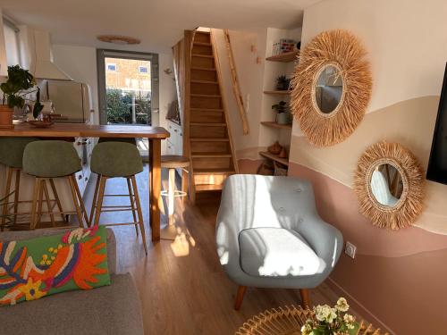 un salon avec une table et une chaise dans l'établissement Triplex Le Petit Cocon, à Coulogne