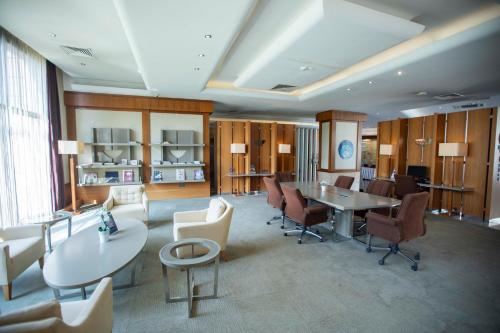 A seating area at Anemon Grand Manisa Otel