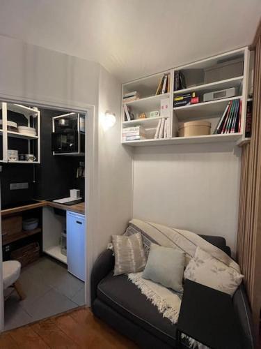 un salon avec un canapé et un bureau dans l'établissement Porte de Paris Studio standing, à Vanves