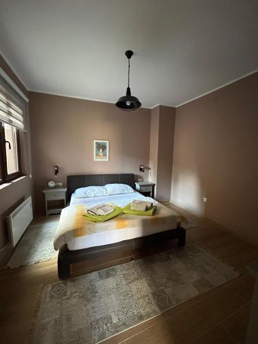 Un dormitorio con una cama grande en una habitación. en San apartman, en Vrnjci