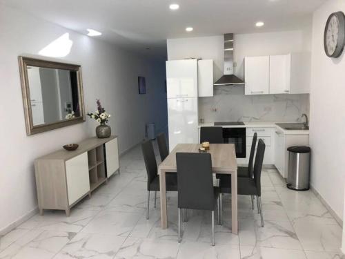 Dapur atau dapur kecil di Brand new modern 2 bed 2 bath apt in St Julian's