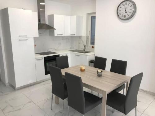 Dapur atau dapur kecil di Brand new modern 2 bed 2 bath apt in St Julian's