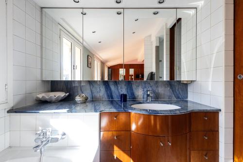 une salle de bain avec un lavabo et un miroir dans l'établissement Triplex 150m2 coeur vieille ville, à Cannes