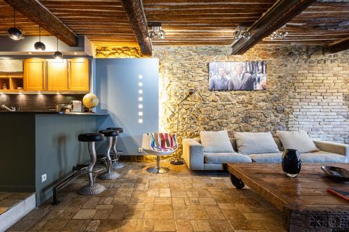 un salon avec un canapé et une table dans l'établissement Triplex 150m2 coeur vieille ville, à Cannes