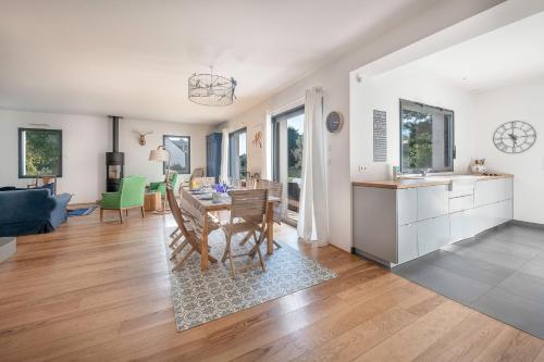 une cuisine et un salon avec une table et une salle à manger dans l'établissement 200m plage, maison pour 6 adultes 4 enfants, à Piriac-sur-Mer