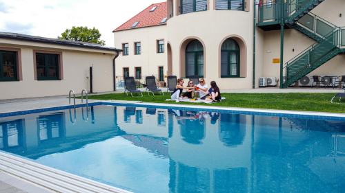 Bazén v ubytování Residence Barrique Valtice - private wellness nebo v jeho okolí
