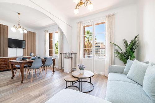 Large Central 2 Bdr & Garage