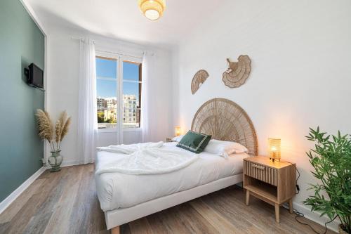 une chambre blanche avec un lit et une fenêtre dans l'établissement Large Central 2 Bdr & Garage, à Nice