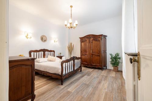 une chambre avec deux lits et une armoire en bois dans l'établissement Large Central 2 Bdr & Garage, à Nice