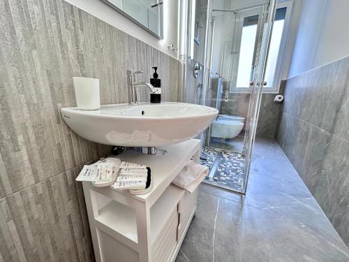Ένα μπάνιο στο Magnolia Apartments