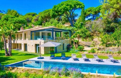 une maison avec une piscine et une maison dans l'établissement Villa Régina, à Saint-Tropez