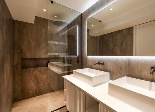 une salle de bain avec deux lavabos et un miroir dans l'établissement Villa Régina, à Saint-Tropez