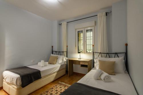 ein Schlafzimmer mit zwei Betten und einem Fenster in der Unterkunft Canela Park by H - Playa Isla Canela ICHP52P296 in Isla Canela