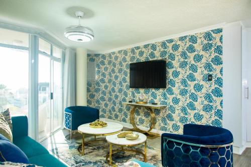 TV a/nebo společenská místnost v ubytování Dolphin Bay Boutique Hotel and Spa
