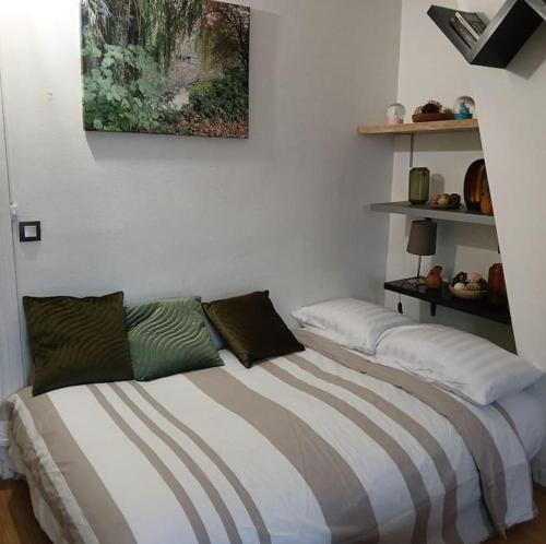 une chambre avec un lit avec deux oreillers dessus dans l'établissement Centralised Apartment in Paris, à Paris