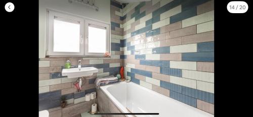 Ένα μπάνιο στο Attractive comfortable room in friendly house