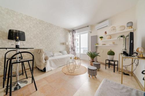 un salon avec un canapé et une table dans l'établissement Cannes Croisette Studio 3 pers Cosy CLIM WIFI PKG, à Cannes