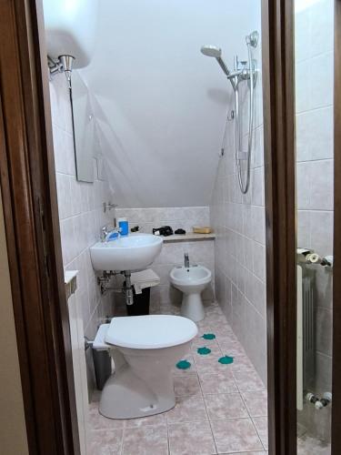 a bathroom with a toilet and a sink at La Casa Dei Nonni in Gubbio