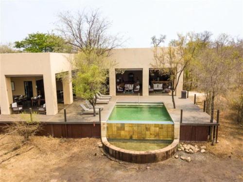 Bazén v ubytování Honeyguide Tented Safari Camps - Mantobeni nebo v jeho okolí