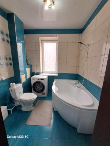 ein Badezimmer mit Badewanne, Toilette und Waschbecken in der Unterkunft 1 кімнатна квартира-студія в новобудові in Czernowitz