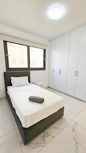 Ένα ή περισσότερα κρεβάτια σε δωμάτιο στο Modern Wellness Escape Apartment with Optional Health Transformation Retreat