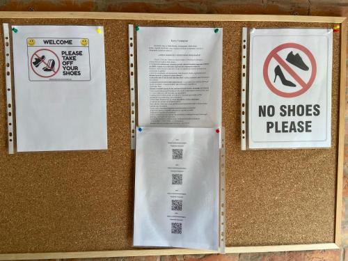 a cork bulletin board with signs on it at Irány Horány Vendégház in Szigetmonostor