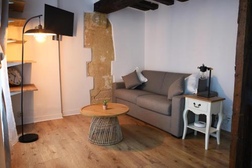 un salon avec un canapé et une table dans l'établissement Elegant Retreat by Le Marais, à Paris