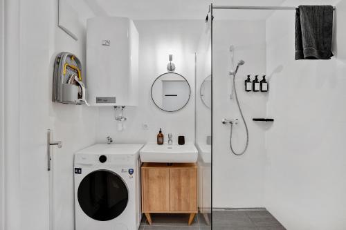 Foto Cozy and Calm - Elevator & Free Parking by HERO HOMES 6