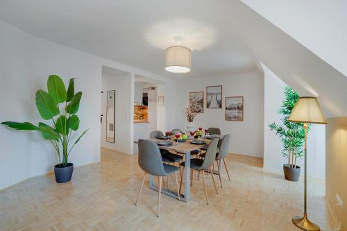 Spacious Quiet Family Suite - 2BR & Free Parking in Altstadt by HERO HOMES Graz
