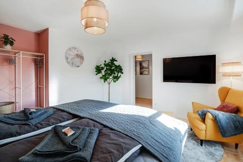 Spacious Quiet Family Suite - 2BR & Free Parking in Altstadt by HERO HOMES Graz