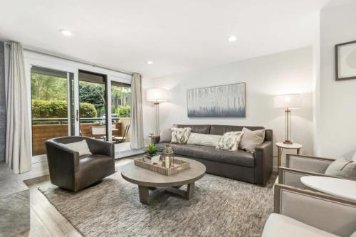 Designer 2 BR on River with Pool - Walk to Town! photo 3