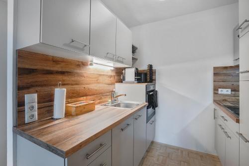 Foto Cozy and Calm - Elevator & Free Parking by HERO HOMES 4