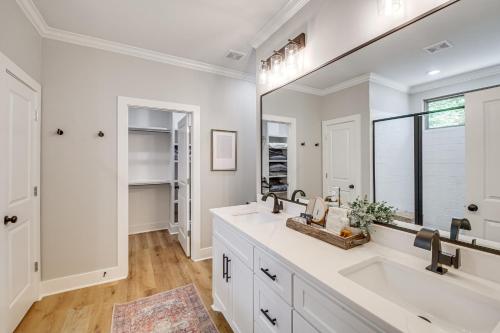 Bilik mandi di Less Than 1 Mi to Lake Catherine Home in Gated Community!