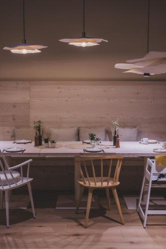 een tafel en stoelen in een kamer met verlichting bij O'Mama family time - am Eggerhof in Mühlbach