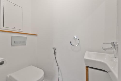 une salle de bain avec toilettes et lavabo dans l'établissement Appartement Quartier Tour Eiffel 6 Free Netflix, à Paris